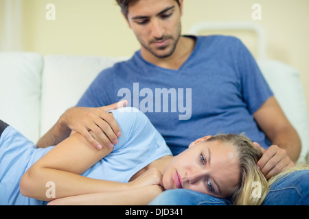 Malheureux jeune femme couché sur la table Banque D'Images