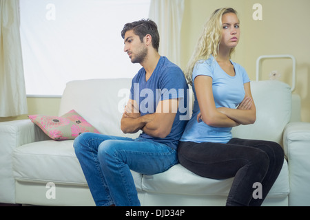 Nous quereller young couple sitting on couch Banque D'Images