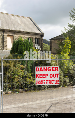 Garder hors de danger signe en un site de démolition;l'ancienne usine de papier de Mondi Ramsbottom, Lancashire. Banque D'Images