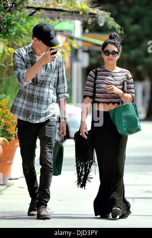 Vanessa Hudgens et Austin Butler vu dehors et environ après le déjeuner à Hollywood Los Angeles, Californie - 16.08.12 Avec : Vanessa Hudgens et Austin Butler Quand : 16 août 2012 Banque D'Images