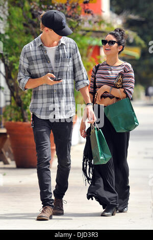 Vanessa Hudgens et Austin Butler vu dehors et environ après le déjeuner à Hollywood Los Angeles, Californie - 16.08.12 Avec : Vanessa Hudgens et Austin Butler Quand : 16 août 2012 Banque D'Images