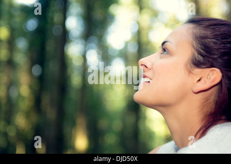 Gorgeous natural woman sitting in a forest Banque D'Images