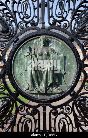 La figure de la Justice (Justitia) sur les portes de fer du Palais de la Paix à La Haye, Pays-Bas Banque D'Images