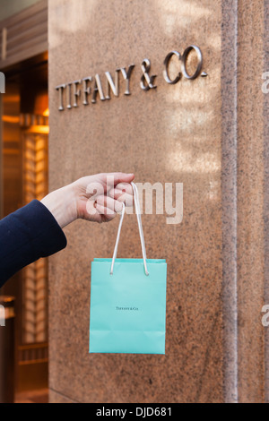 Sac de bijoux Tiffany & Co. à l'extérieur du magasin de la Cinquième Avenue, New York City, États-Unis d'Amérique. Banque D'Images