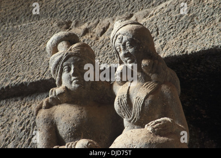 Détails de pied de chaitya hall. Photo montre fermer la vue du couple. Les grottes de Karla, dist Pune, Maharashtra en Inde. Banque D'Images