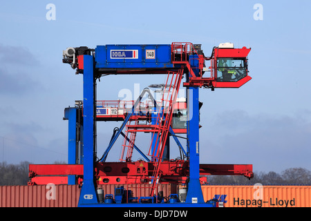 L'opérateur de conduite à cheval au terminal à conteneurs, le port de Hambourg, Allemagne Banque D'Images