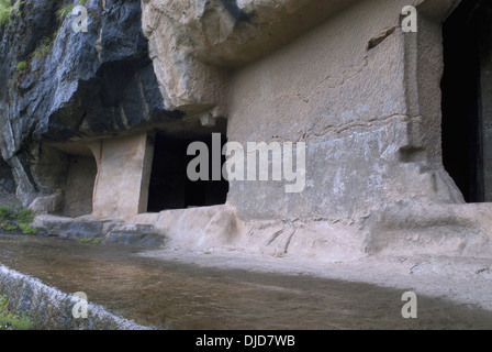 Vue générale de certains des viharas du Groupe oriental sur Shivneri Fort. Groupe Shivneri ou grottes. Junnar Dist. Pune. Banque D'Images