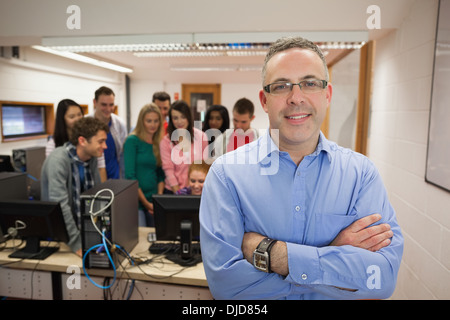 Professeur d'informatique debout devant sa classe Banque D'Images