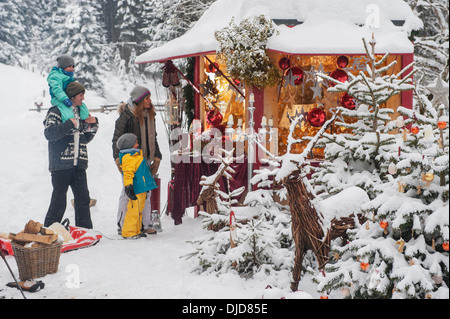 L'Autriche, Altenmarkt, family at Christmas market Banque D'Images