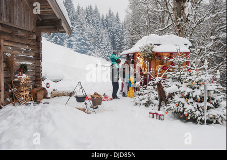 L'Autriche, Altenmarkt, family at Christmas market Banque D'Images