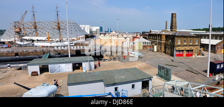 Chatham, Kent, Angleterre. Cran-gevrier, vu du HMS Cavalier cousu (panorama) Banque D'Images