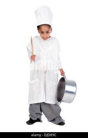 Jeune fille en costume de chef avec une cuillère en bois et pan Banque D'Images