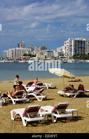 Scène de plage de Sant Antoni de Portmany, Ibiza, ESPAGNE Banque D'Images