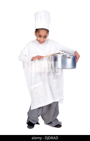Jeune fille en costume de chef avec une cuillère en bois et pan Banque D'Images