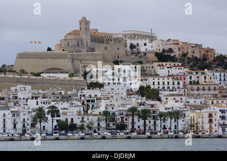 Vue sur le port d'ibiza avec Catedral de Nuestra Señora de las Nieves, Dalt Vila (vieille ville), la ville d'ibiza, Ibiza, ESPAGNE Banque D'Images