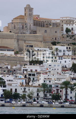 Vue sur le port d'ibiza avec Catedral de Nuestra Señora de las Nieves, Dalt Vila (vieille ville), la ville d'ibiza, Ibiza, ESPAGNE Banque D'Images