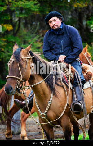 Gaucho assis sur horse prêt pour un tour.Patagonie.Chili Banque D'Images