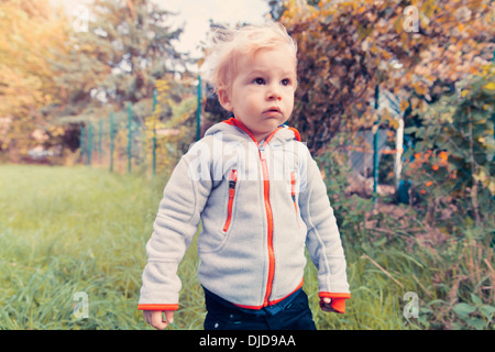 Allemagne, Bonn, Baby Boy explorer jardin Banque D'Images