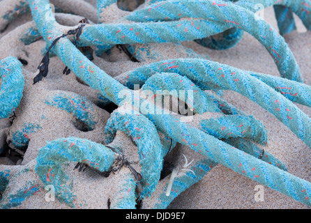 Corde de pêche jeté par-dessus bord par un chalutier et lavé à terre sur la côte près de Blackpool, Lancashire, Royaume-Uni. Banque D'Images