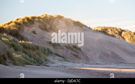 Le sable soufflant dans une tempête de sable pendant un coup de vent sur les dunes de sable de Blackpool, Lancashire, Royaume-Uni. Banque D'Images