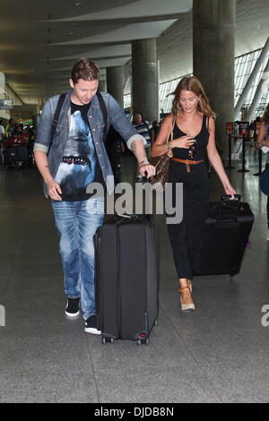 Le professeur Green aka Stephen Manderson et Millie Mackintosh arrivant à l'aéroport JFK pour Millie's birthday week-end New York City, USA - 26.07.12 Banque D'Images