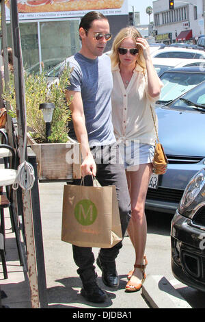 L'actrice Kate Bosworth et ami Michael Polish chefs retour à leur voiture après avoir déjeuner à M Cafe de Chaya Los Angeles, Californie - 26.07.12 Banque D'Images