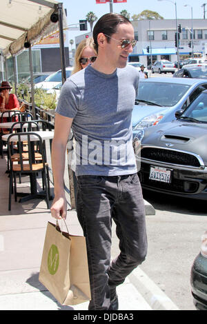 L'actrice Kate Bosworth et ami Michael Polish chefs retour à leur voiture après avoir déjeuner à M Cafe de Chaya Los Angeles, Californie - 26.07.12 Banque D'Images