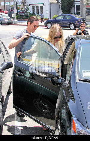 L'actrice Kate Bosworth et ami Michael Polish chefs retour à leur voiture après avoir déjeuner à M Cafe de Chaya Los Angeles, Californie - 26.07.12 Banque D'Images