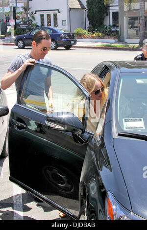 L'actrice Kate Bosworth et ami Michael Polish chefs retour à leur voiture après avoir déjeuner à M Cafe de Chaya Los Angeles, Californie - 26.07.12 Banque D'Images