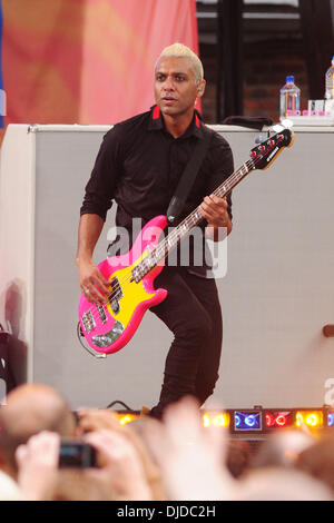 TONY KANAL'S FEMME ENCEINTE AVEC Deuxième enfant ne doute pas star TONY KANAL est appelée à devenir un père pour la deuxième fois. Le bassiste et sa femme actrice Erin attendent un enfant pour leur fille de deux ans Coco. Kanal a annoncé la nouvelle le lundi (2 Banque D'Images