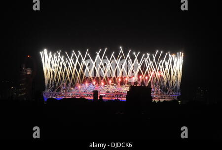 Au cours de l'enflammer d'artifice Stade olympique lors de l'ouverture des Jeux Olympiques d'été de 2012 à Londres, Angleterre - 27.07.12 Banque D'Images