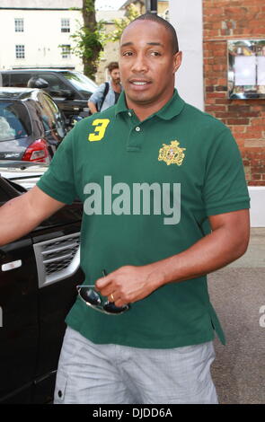 Paul Ince des stars qui quittent leur hôtel après avoir assisté au mariage de Rochelle Wiseman et Marvin Humes qui a eu lieu le vendredi (27 juillet) à Blenheim Palace Angleterre - 28.07.12 Banque D'Images