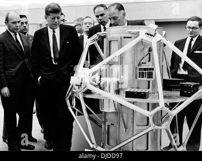 Le président des États-Unis John Kennedy inspecte la VELA chaînes conçu pour la détection des essais nucléaires dans l'atmosphère au cours d'une visite à Sandia National Labs le 7 décembre 1962 à Albuquerque, NM. Visible derrière le satellite sont conseiller national de sécurité McGeorge Bundy, le président de la Commission de l'énergie atomique et Glenn Seaborg, Président de Sandia Sigmund Schwartz. Banque D'Images