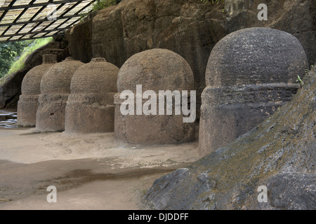 Stupas votifs aussi calles que stupas memorial sur le chemin de la caverne n°20. vers 150 B.C. Bhaja caves, Dist. Pune, Maharashtra Banque D'Images