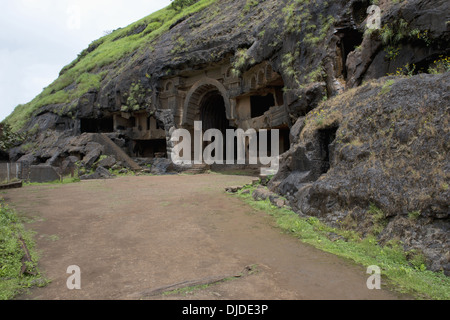 Vue générale du chaitya et peu viharas. Vue depuis le sud-ouest. Les grottes de Bhaja, Dist. Pune, Maharashtra Inde Banque D'Images