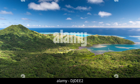 Topshot Matuku avec un cruising yacht au mouillage au large de village de Lomati (à gauche du châssis) Lau, Îles Fidji Banque D'Images