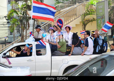 Bangkok, Thaïlande. 27 nov., 2013. Rassemblement des manifestants anti-gouvernement en dehors du ministère de l'enquête spéciale à Bangkok, Thaïlande, le 27 novembre 2013. Thaïlande attaqués le premier ministre Yingluck Shinawatra a déclaré mercredi que le gouvernement est prêt au dialogue avec les manifestants pour tenter de trouver des solutions pacifiques à la crise politique en cours. Credit : Rachen Sageamsak/Xinhua/Alamy Live News Banque D'Images