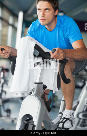 Homme déterminé working out at spinning class Banque D'Images