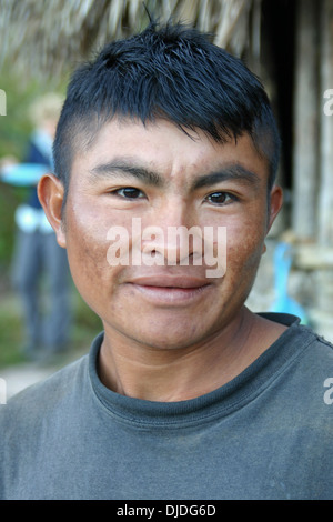 Un guide sherpa mâle qui porte les paniers en osier jusqu'aux montagnes et les tepuis du Venezuela. Banque D'Images