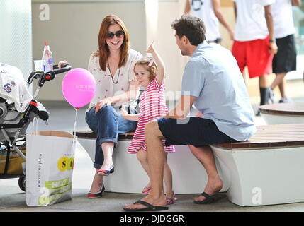 Alyson Hannigan vu avec son mari Alexis Denisof et leurs deux filles Satyana et Keeva au centre commercial à Santa Monica Los Angeles, Californie- 03.08.12 Banque D'Images