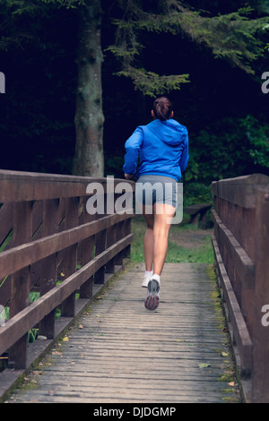 Jeune femme en bonne santé le jogging sur la passerelle Banque D'Images