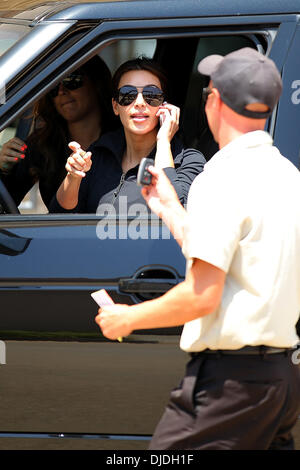 Kim Kardashian talking on the phone and carrying an Hermes Birkin handbag  on her way to a Beverly Hills nail salon Los Angeles Stock Photo - Alamy