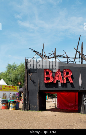 Shangri-La, Glastonbury, Pilton, Royaume-Uni. Architecte : An-Architecture / Andrew T Cross, 2013. Bar temporaire structure. Banque D'Images