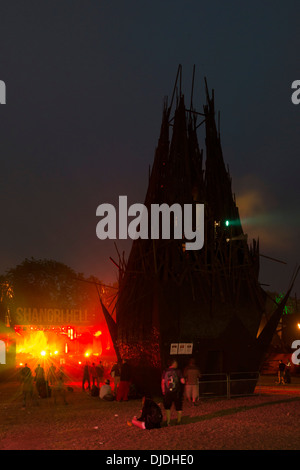 Shangri-La, Glastonbury, Pilton, Royaume-Uni. Architecte : An-Architecture / Andrew T Cross, 2013. Terrain du Festival avec le visiteur Banque D'Images