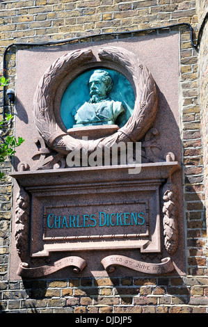 Broadstairs, Kent, Angleterre, Royaume-Uni. Buste de Charles Dickens dans le mur de Bleak House Banque D'Images