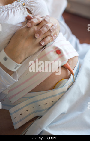 La surveillance électronique du Fœtus, cardiotocography en maternité d'un hôpital, Kingston Upon Thames, Surrey, England, UK Banque D'Images