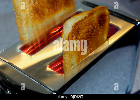 Tranches de pain grillé de prendre l'avion du grille-pain Banque D'Images