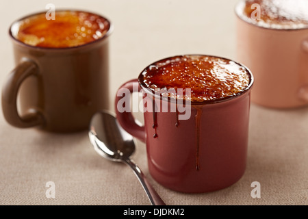 Trois tasses de crème brûlée sur tasses vintage Banque D'Images