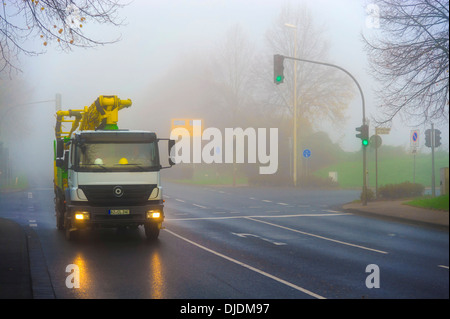 Chariot en marche sur un matin brumeux, Grevenbroich, Rhénanie du Nord-Westphalie, Allemagne Banque D'Images