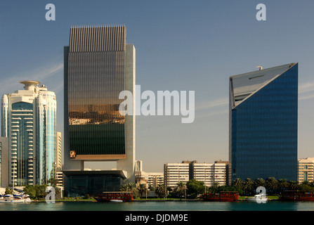 L'architecture moderne à la Crique de Dubaï, de gauche, la Tour de Dubaï Creek, la Banque Nationale de Dubaï et la chambre d'Industrie et Banque D'Images